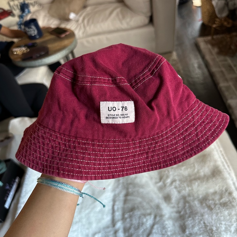 URBAN OUTFITTERS BUCKET HAT